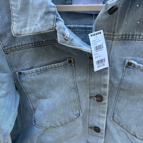 Tilly’s Bling Jean Jacket , size M, NWT, light blue color, 4 total pockets - Picture 3 of 5